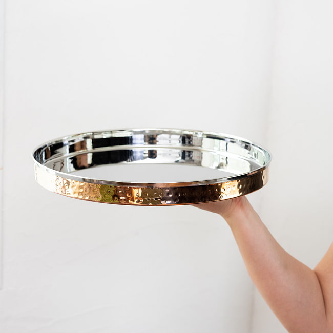 槌目付き 銅装飾のロイヤルターリー(カレー大皿：直径約31cm) 9 - 手にとってみるとこれくらいの大きさです。