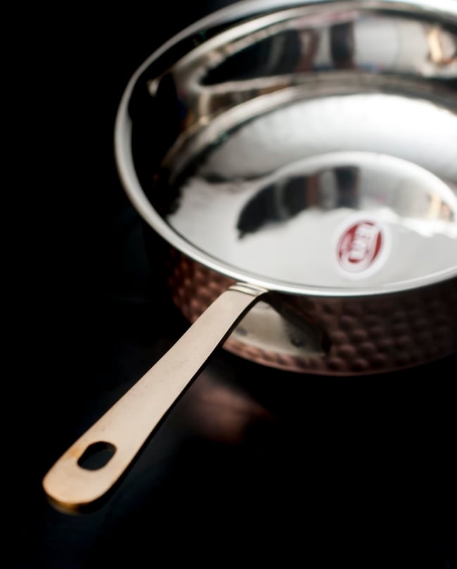 槌目付き 銅装飾のロイヤルソースパン(16.5cm×5cm) 4 - 裏面の様子です。スラリと引き締まった持ち手が美しいですね。