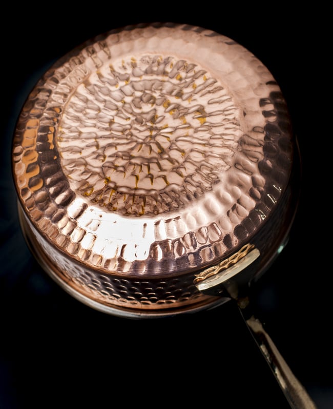 槌目付き 銅装飾のロイヤルソースパン(16.5cm×5cm) 5 - 丁寧に打ち込まれた槌目