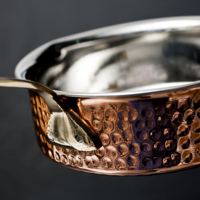 槌目付き 銅装飾のロイヤルソースパン(16.5cm×5cm) 6 - 銅はアーユルヴェーダにおいて重視されており、また熱伝導率が優れているとされています。