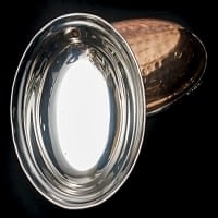 槌目付き 銅装飾のオーバルプレート（19cm×13cm）の商品写真