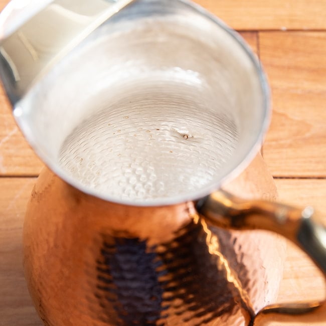 [訳あり・ディスプレイ用]槌目付き 銅装飾の水差し - deluxe 12 - 内側から見た様子。