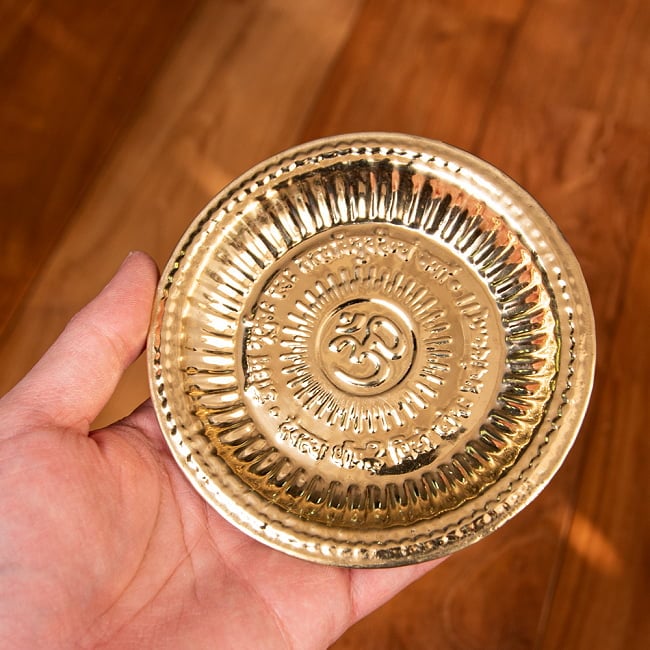 【祭壇用】柄が選べるアルミの礼拝皿　【直径：約11.7cm】 6 - このくらいのサイズ感になります
