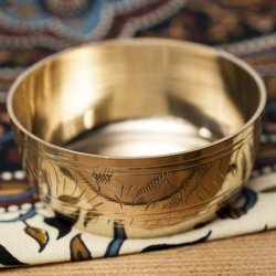 ブラス製のボウル 飾り彫りあり[直径:約8.5cm]