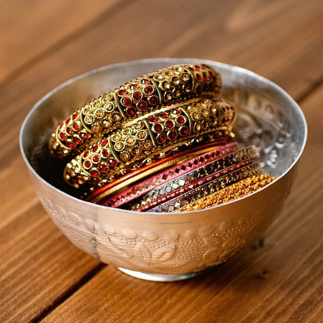インド伝統唐草エンボスの小物入れの写真1枚目です。エンボスの美しい小物入れです飾りつき 皿,アルミ ボウル,ボウル,小物入れ