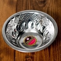 ペイズリーエンボスのアルミ皿【直径：14.3cm】の商品写真