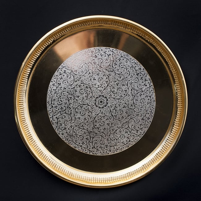 礼拝用アラベスクターリー（中）の写真1枚目です。黄金色のブラス地と白地の唐草模様の美しいお皿です。ターリー,カトリ,礼拝,祭壇,小皿