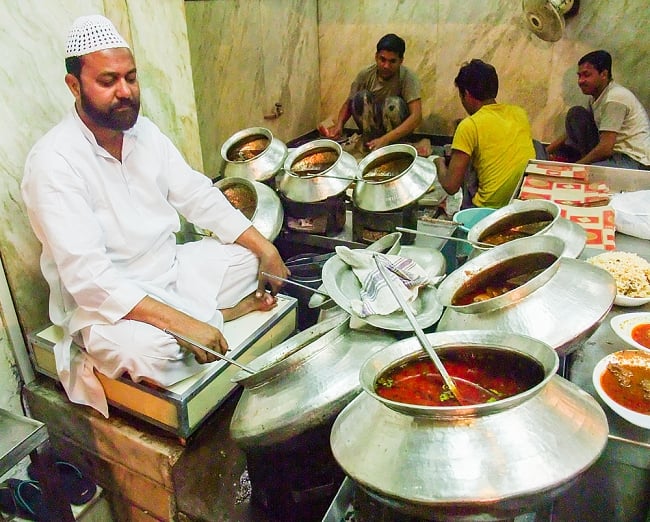 インドのでっかい鍋 - デグダ degda 高さ13.5cm程度 7 - インドではこんな感じで使っています