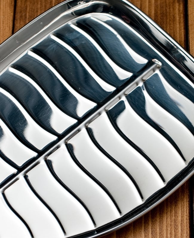 インドのステンレス製 バナナリーフプレート[約22.5cm] 2 - バナナの葉っぱみたいなエンボスが入っています