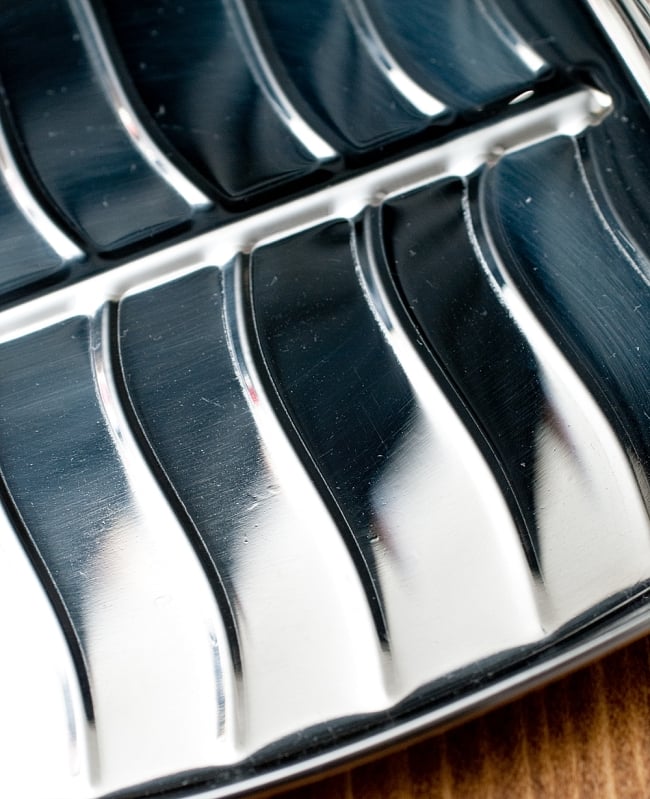 インドのステンレス製 バナナリーフプレート[約22.5cm] 3 - 拡大写真です