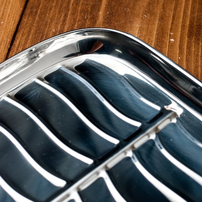 インドのステンレス製 バナナリーフプレート[約22.5cm] 4 - フチの部分の写真です