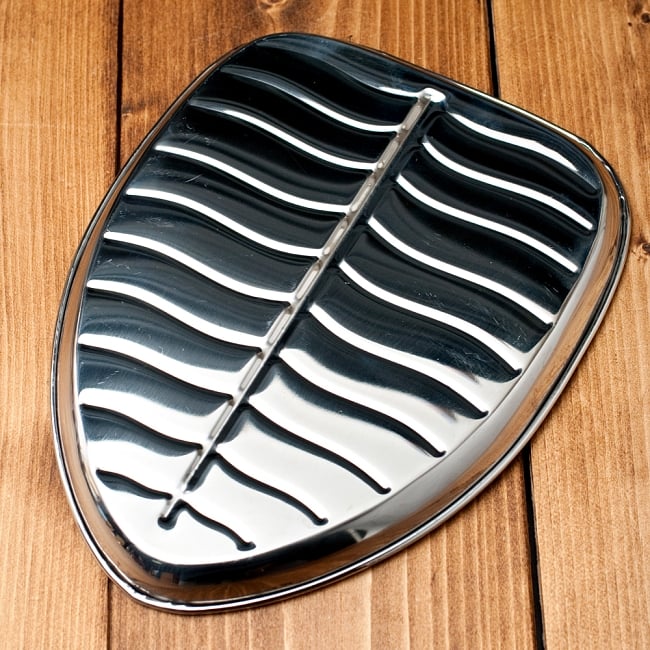 インドのステンレス製 バナナリーフプレート[約22.5cm] 5 - 裏面はこのようになっています