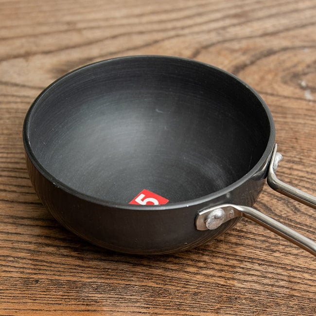 ミニタルカパン - 黒 ノンスティック【約24cm】インド料理でスパイスをテンパリングする調理器具 6 - このくらいのサイズ感です