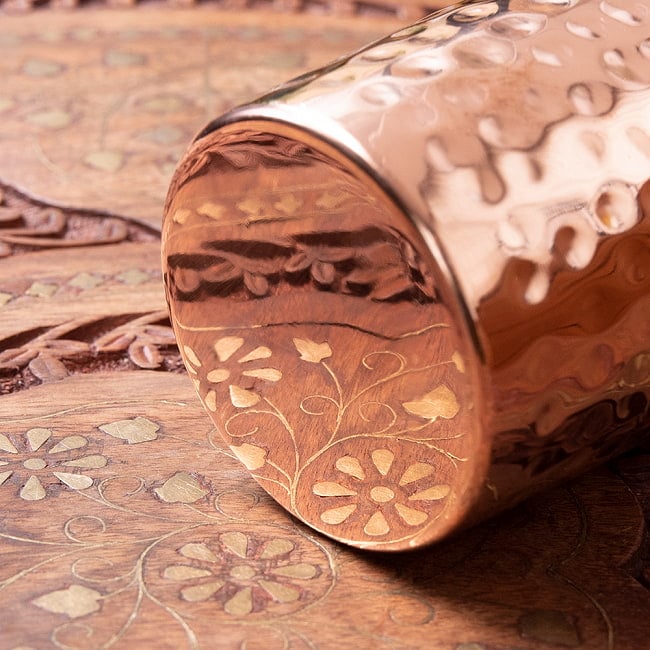 インドの鎚目付き銅装飾コップ【高さ：9.1cm×直径：7.3cm】 4 - 底面はこのようになっております。ピカピカなので机の模様が写っています。