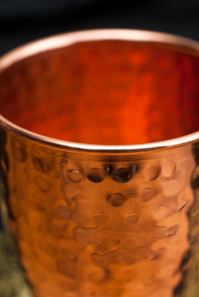 インドの鎚目付き銅装飾コップ【高さ：11.5cm×直径：8.5cm】 2 - 飲み口の部分は丸め加工がなされています。