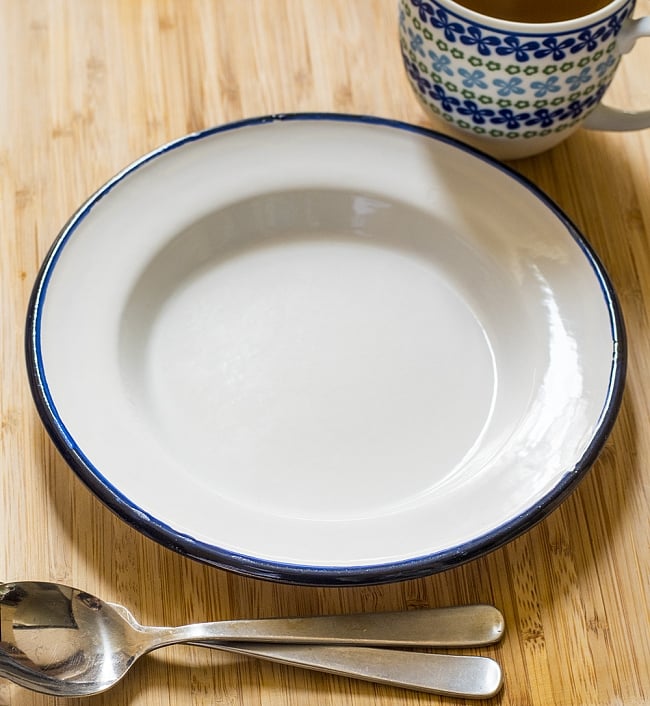 印度琺瑯 アンティーク調のホーロー トーストプレート - 20cm 2 - レトロテイストで日々の生活に彩りを。金属の軽さ・丈夫さにガラス質の滑らかさが加わって、熱や匂い移りに強いお皿です。