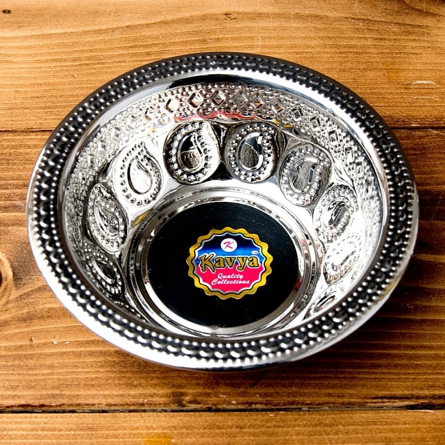 ペイズリーエンボスのアルミ皿 ボウル【直径：15.5cm】 2 - きらびやかな紋様が美しいですね。