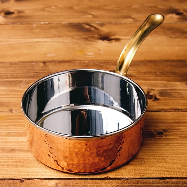 槌目付き 銅装飾のロイヤルソースパン　サービング用の鍋・フライパンとしても大活躍（15.5cm×6.5cm） 2 - 全体写真です