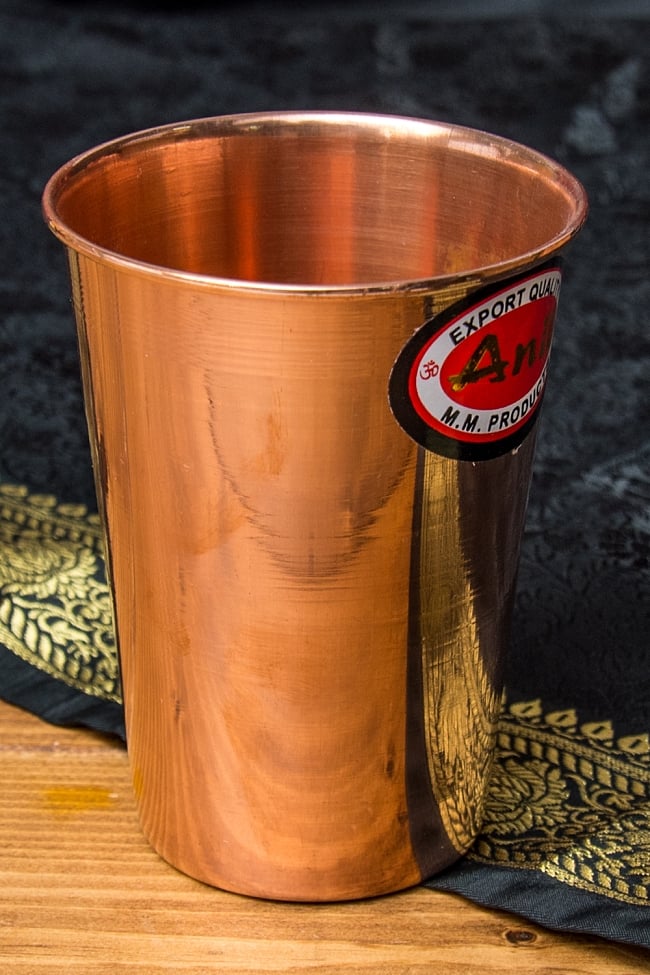【祭壇用】銅製ラッシーグラス　【高さ：約11cm】の写真1枚目です。アーユルヴェーダで重要な位置づけを与えられている銅で作られたカップです。礼拝,祭壇,コップ,カップ