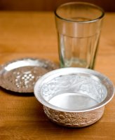 インド伝統唐草エンボスのアルミソーサーとコースターセット【直径:7.5〜8cm】