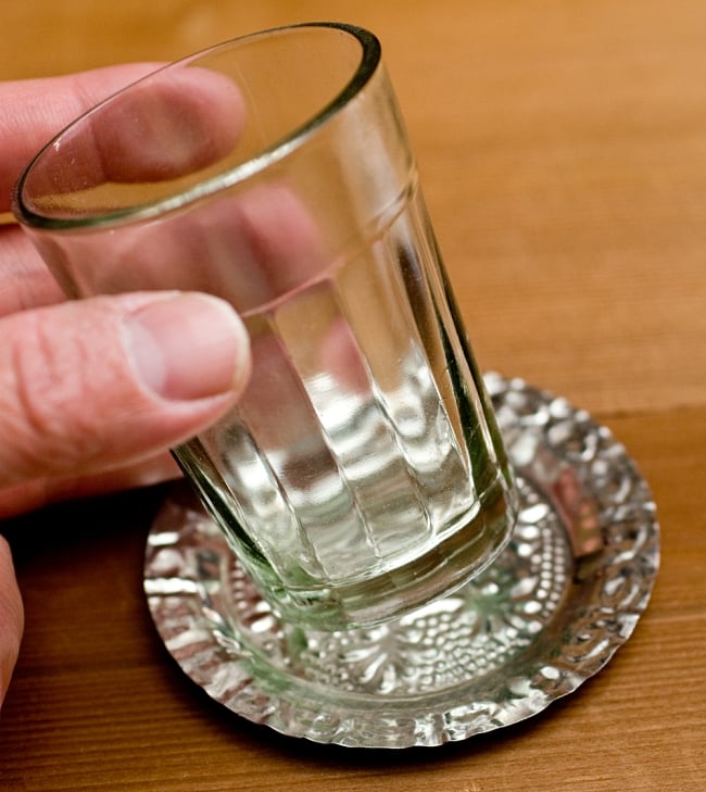 インド伝統唐草エンボスのアルミソーサーとコースターセット【直径：8.5〜9cm】 3 - ガラスのチャイカップ等と合わせてお楽しみください。