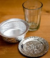 インド伝統唐草エンボスのアルミソーサーとコースターセット【直径:8.5〜9cm】