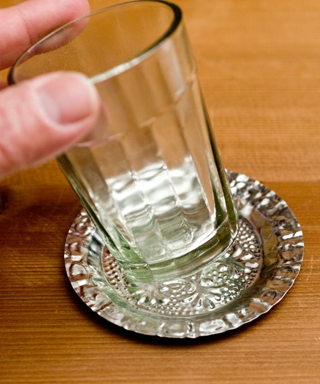 インド伝統唐草エンボスのアルミソーサーとコースターセット【直径：9.5cm】 3 - ガラスのチャイカップ等と合わせてお楽しみください。