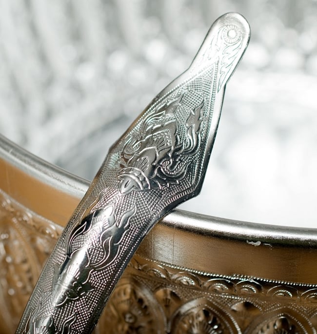 エンボスが美しい伝統サーバースプーン[27cm] 2 - 美しいデザインが素敵です