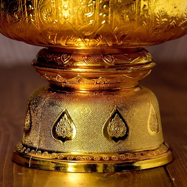 タイのお供え入れ 飾り器 ゴールドとシルバー〔高さ:約16cm 直径:約18cm〕 3 - 足元の写真です