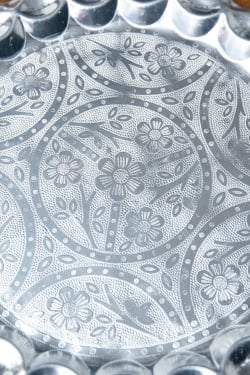 インド伝統唐草エンボスのアルミターリー【直径：28.5cm】 - サブ2