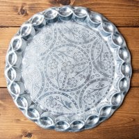 インド伝統唐草エンボスのアルミターリー【直径:28.5cm】