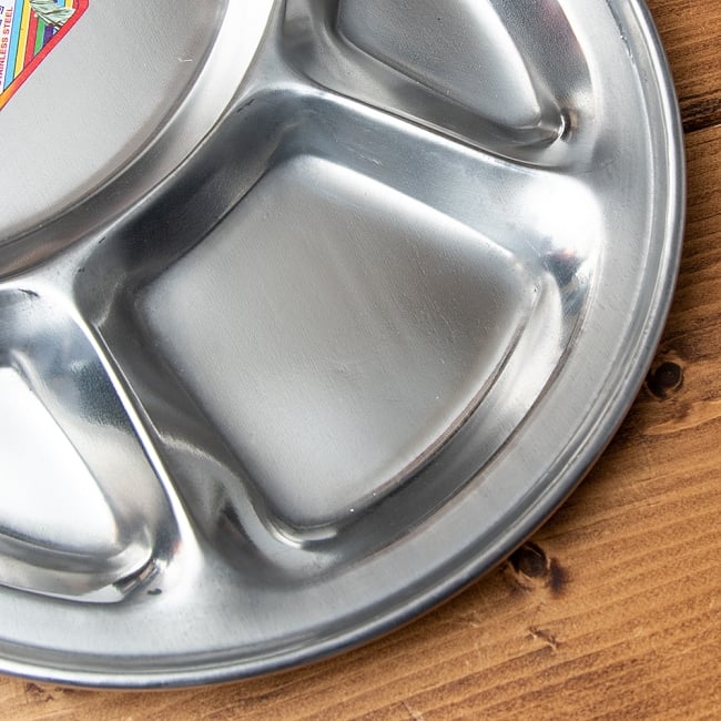 小さい分割カレー丸皿 【21cm】 4 - 小さなくぼみにはカレーやおかずを入れます。