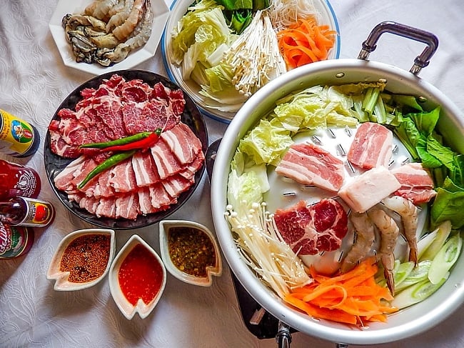  [30cm]ムーガタ - タイの焼き肉しゃぶしゃぶ鍋 2 - たっぷりの野菜とお肉、海鮮などとお楽しみください。