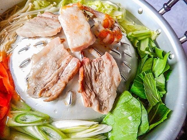  [30cm]ムーガタ - タイの焼き肉しゃぶしゃぶ鍋 3 - ヘリの部分に張ったスープが肉汁と合わさって旨さ倍増！