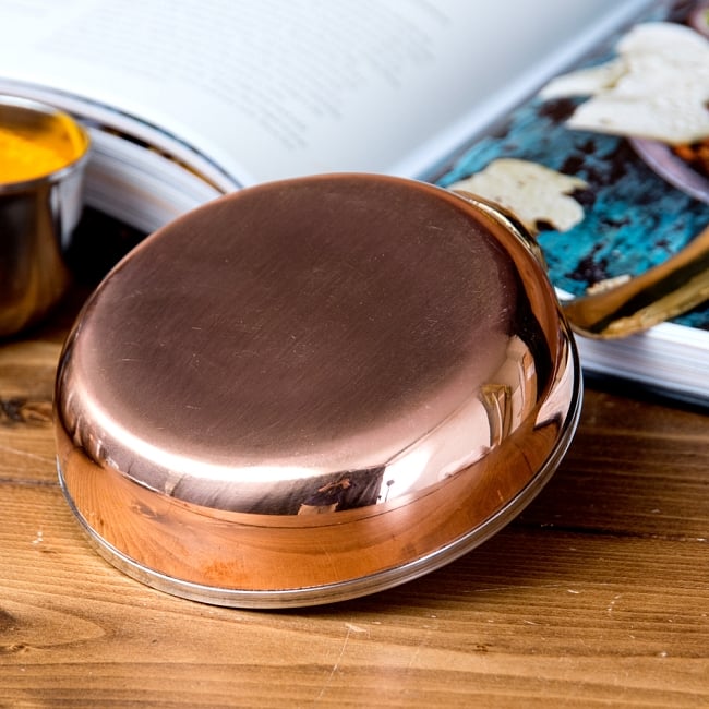 銅装飾のロイヤルソースパン（約12.7cm×3.3cm） 7 - 銅はアーユルヴェーダにおいて重視されており、また熱伝導率が優れているとされています。
