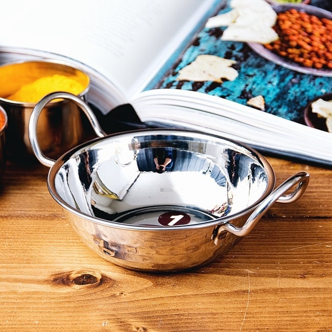 槌目装飾仕上げのステンレスカダイ サービングパン　食器・お皿（直径：約13cm）の写真1枚目です。持ちてのついたカレー皿、カダイです。コチラはデザイン1です。
カダイ,鍋,調理器具,小鍋,食器,インド料理,エスニック料理