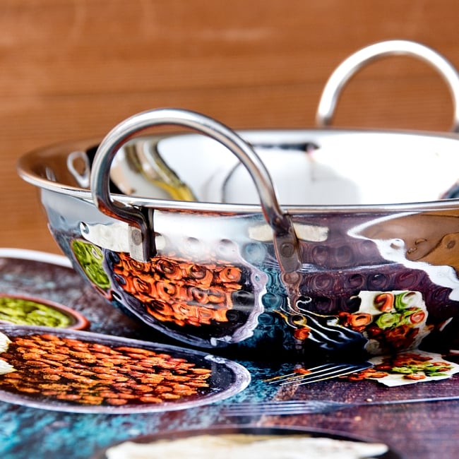 槌目装飾仕上げのステンレスカダイ[装飾持ち手付]サービングパン　食器・お皿（直径：約17.3cm） 5 - 景色を美しく映し出します

