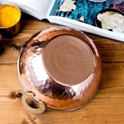 槌目銅装飾仕上げのステンレスカダイ[装飾持ち手付]サービングパン　食器・お皿〔約17.8cm 約900ml〕 - サブ3