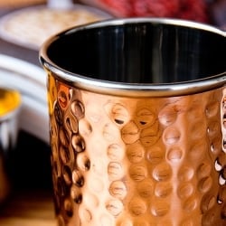 インドの鎚目付き銅装飾コップ【高さ：8.5cm×直径：7.5cm】 - サブ5