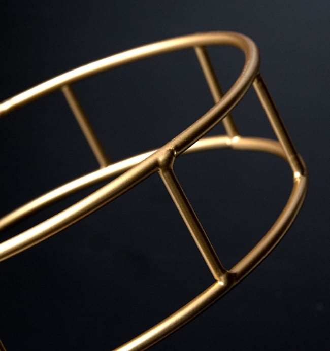 金色のメタルワイヤー飾り皿用置き台[直径:18cm] 2 - きれいな造形です