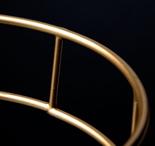 金色のメタルワイヤー飾り皿用置き台[直径:18cm] 3 - きれいな造形です