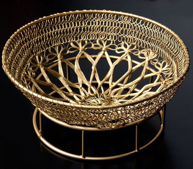 金色のメタルワイヤー飾り皿用置き台[直径:18cm] 5 - ２４cmのワイヤーディッシュの上に乗せてみました
