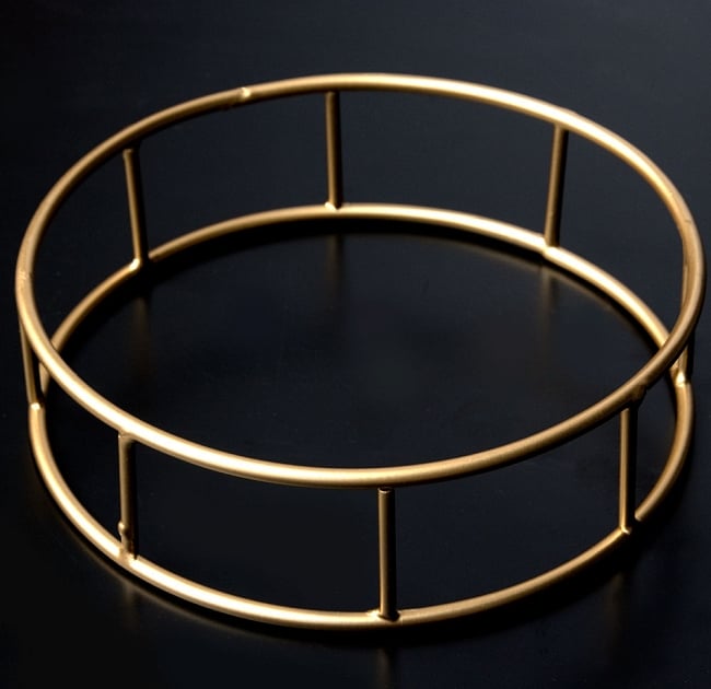 金色のメタルワイヤー飾り皿用置き台[直径:18cm]の写真1枚目です。丸い円形の置台です飾り皿,デコレーション プレート,インテリア,大皿,装飾