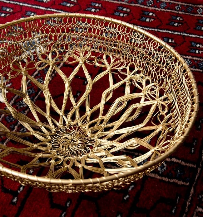 金色のメタルワイヤー飾り皿[直径:24cm] 8 - アップにしてみました