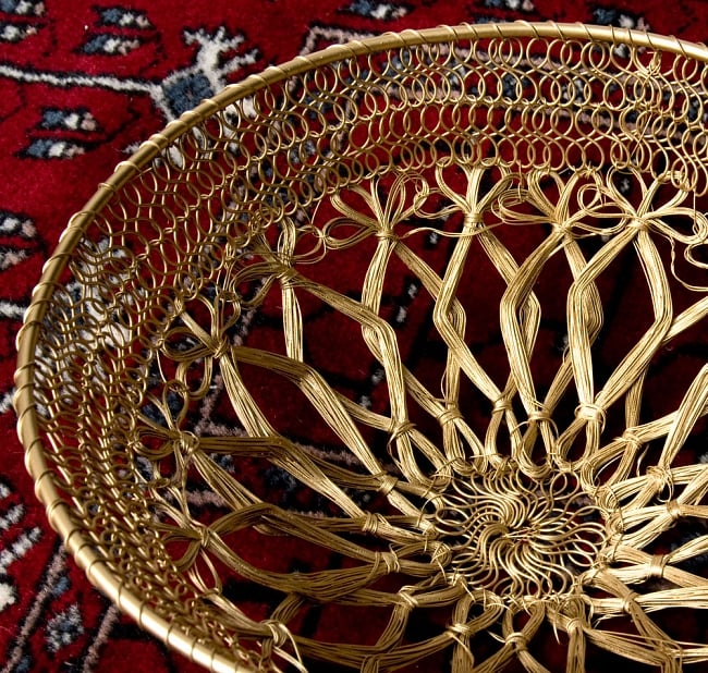 金色のメタルワイヤー飾り皿[直径:24cm] 9 - アップにしてみました