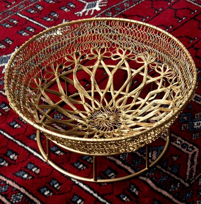 金色のメタルワイヤー飾り皿[直径:24cm]の写真1枚目です。ワイヤーディッシュと、ワイヤープレート用置き台を一緒に撮影しました飾り皿,デコレーション プレート,インテリア,大皿,装飾