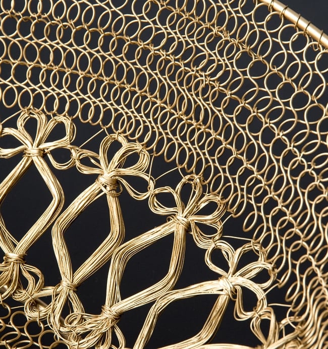 金色のメタルワイヤー飾り皿[直径:40cm] 12 - アップです。よく編み込まれていますね