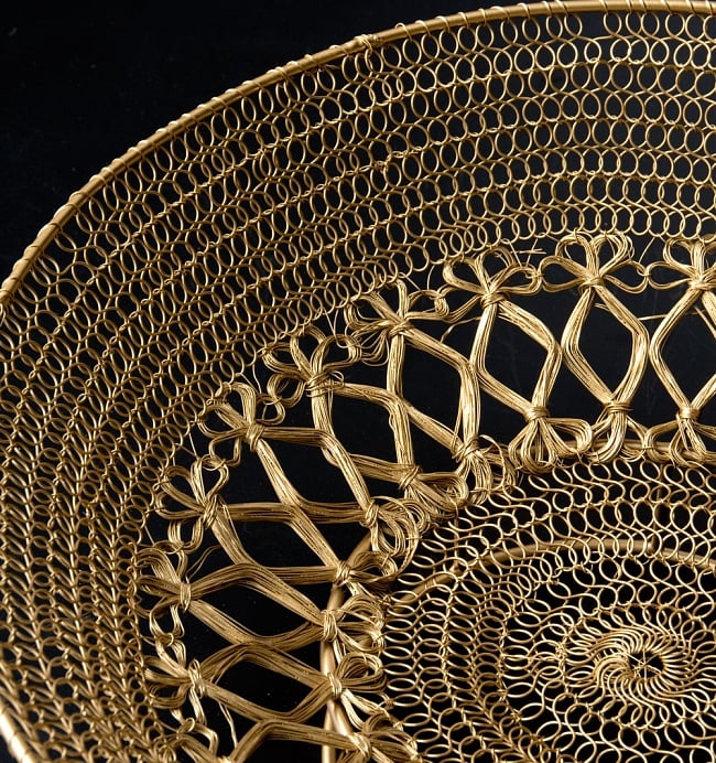 金色のメタルワイヤー飾り皿[直径:40cm] 13 - アップです。よく編み込まれていますね