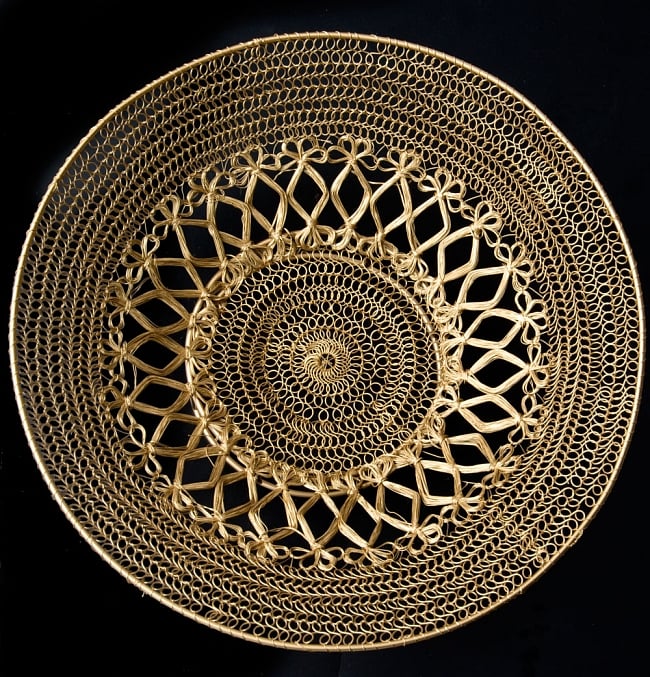 金色のメタルワイヤー飾り皿[直径:40cm] 8 - 黒背景で撮影しました