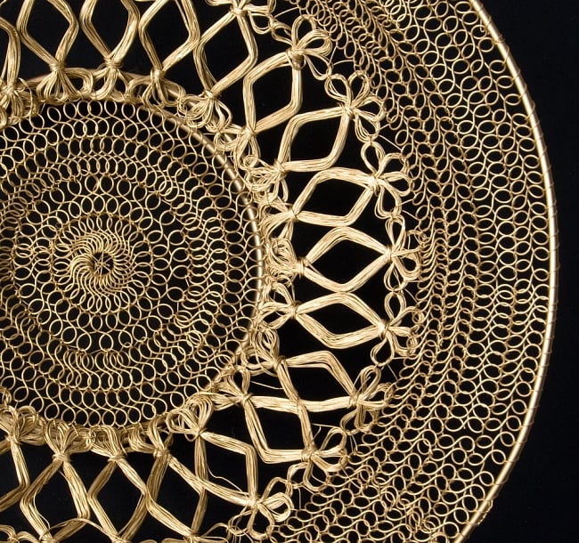 金色のメタルワイヤー飾り皿[直径:40cm] 9 - 黒背景で撮影しました